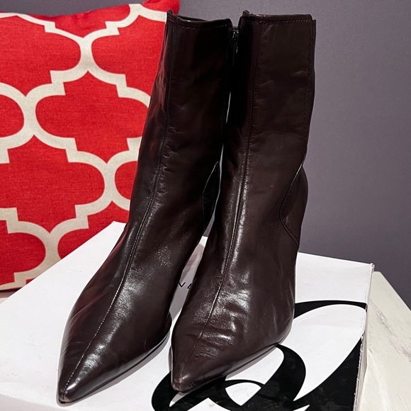Nine West Brown Heeled Boots with Pointed Toe and Zipper Closure - Picture 2 of 10